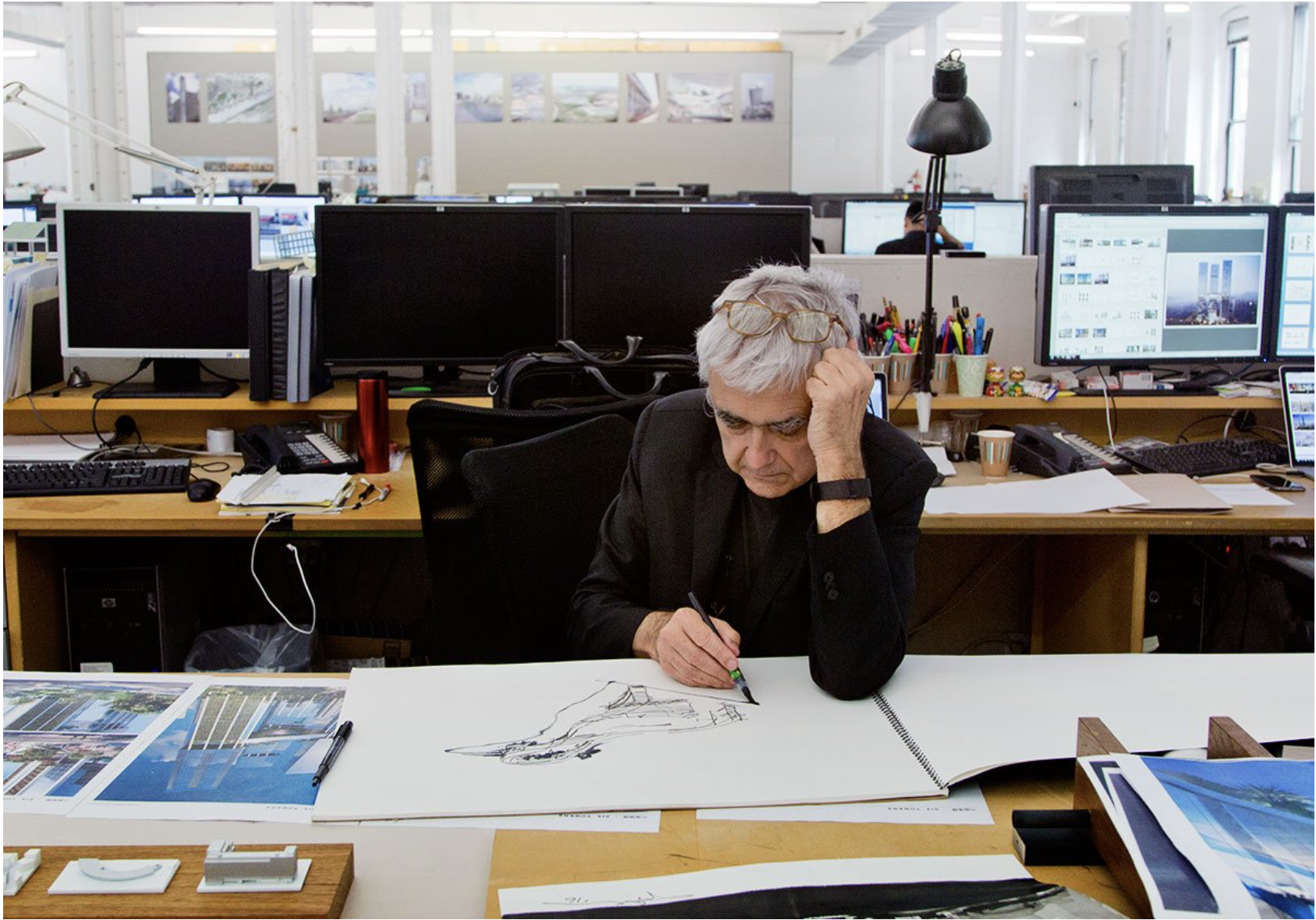 Rafael Viñoly at his desk sketching